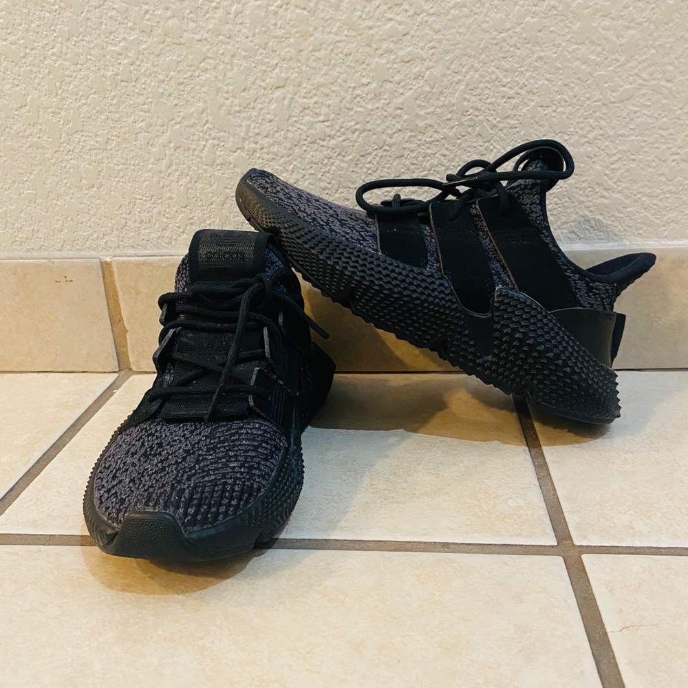 Adidas sneakers Black&Gray Sz youth 5